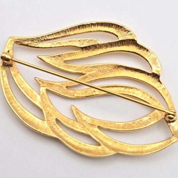 Vintage Monet Large Gold Tone Openwork Leaf Flame‎ Feather Brooch Signed - Picture 3 of 4